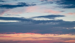绚丽晚霞中的多彩天空