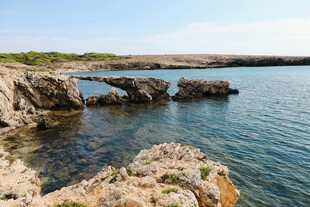 海岸边的嶙峋岩石与海水