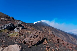 火山山坡壮丽自然景观