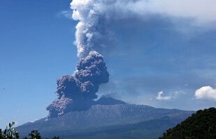火山喷发壮观景象