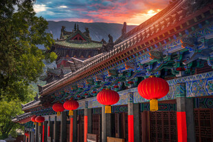 古建夕阳下的红灯笼装点