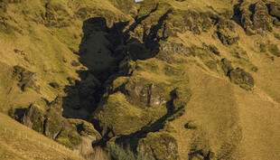 俯瞰嶙峋山峦