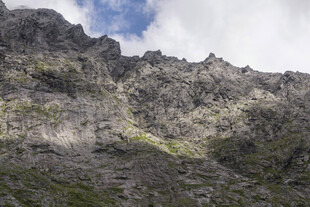 巍峨壮观的高山景致