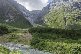 山间河谷绿意盎然的美景