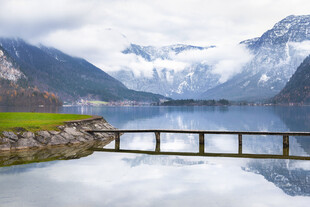 宁静湖畔的雪山美景