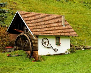 田园小屋旁的古老水车