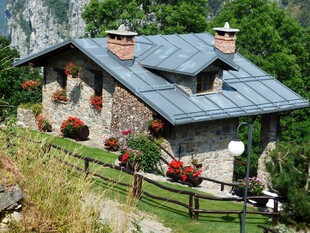 山间石砌小屋自然美景
