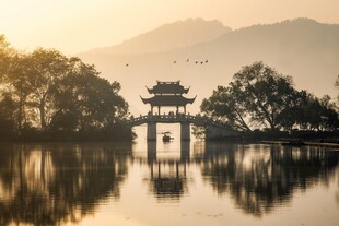 湖畔古亭映于山水之间