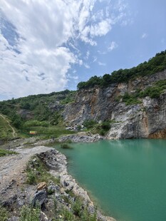 青山绿水间的美丽矿湖