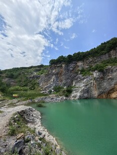 山间碧绿矿坑湖美景