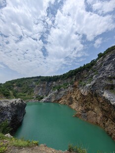 翠绿矿坑湖