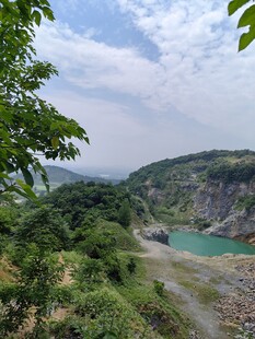 山间绿水美景
