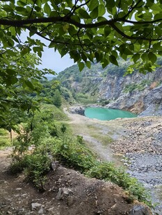山间绿水畔的自然景致