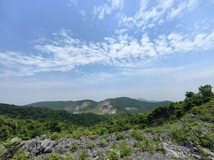 山间绿野蓝天美景