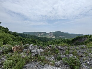 山间碎石风景