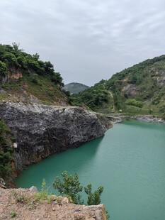 青山环绕的碧绿湖水