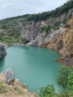 翠绿山间湖景自然之美
