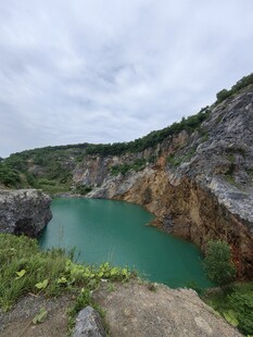 山间碧绿矿坑湖美景