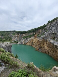 翠绿矿坑湖的自然景致
