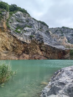 山间碧湖自然美景如画