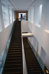 现代风格室内双楼梯景观