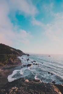 海边美景浪花与蓝