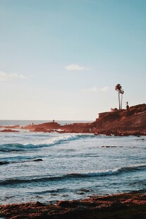 海边风光海浪与灯