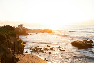 夕阳下的美丽海滨景致