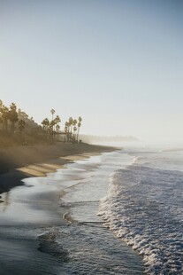 宁静海滩海浪