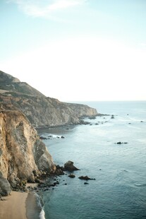 海岸边的壮丽悬崖景观
