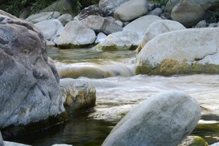 山间溪流与巨
