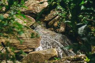 山间溪流穿石过