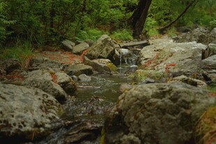 山间溪流穿岩石美