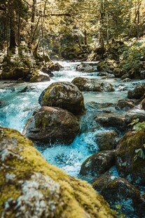山间溪流与岩石的自然美景