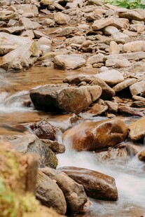 山间溪流中的嶙峋石块