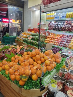 超市内琳琅满目的新鲜水果