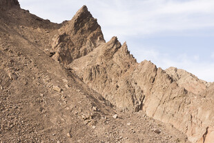荒凉嶙峋的奇特山峰