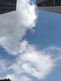 仰望城市上空的蓝天白云