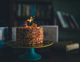 点燃蜡烛的多彩生日蛋糕
