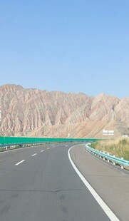 宽阔公路旁的壮丽山景