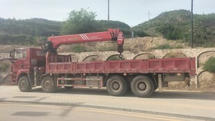 载货卡车行驶在户外路段