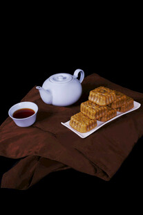 中式茶点与茶具组合