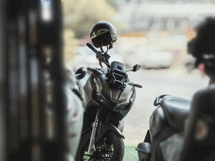 街头停放的酷炫摩托车