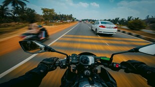 骑行视角下的公路与车辆