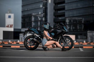 女子与酷炫摩托车的魅力瞬间