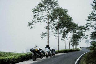 公路骑行的摩托车爱好者