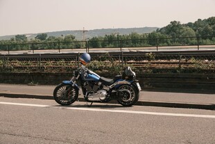 公路上的酷炫摩托车骑行