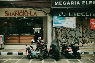 街边停放的摩托车与店铺