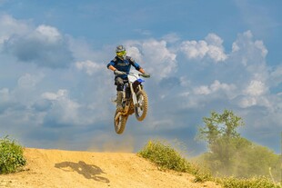 摩托骑手空中飞跃瞬间