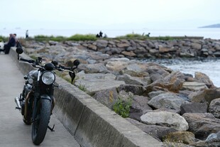 海边公路的酷炫摩托车